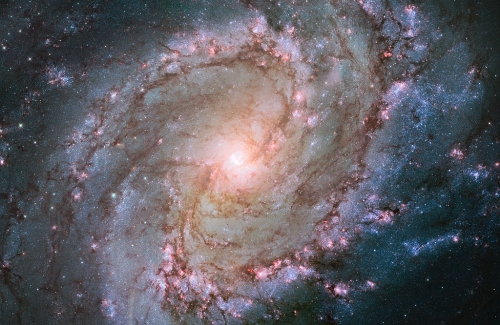 Hubble_view_of_barred_spiral_galaxy_Messier_83